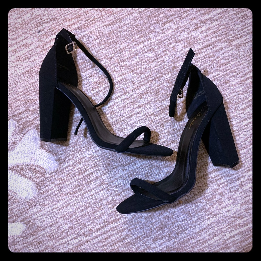 Black heels size 10 . Never used! Good condition